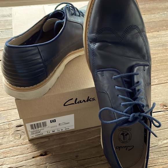 Clark’s Leather wingtip, navy leather, size 11M - Picture 2 of 2